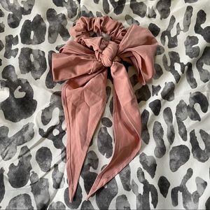 Lululemon Uplifting Bow Scrunchie (big)